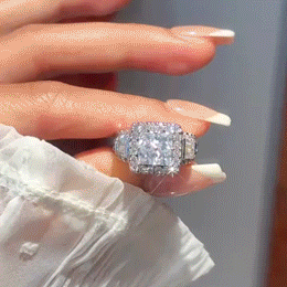 Princess-cut ring product demonstration